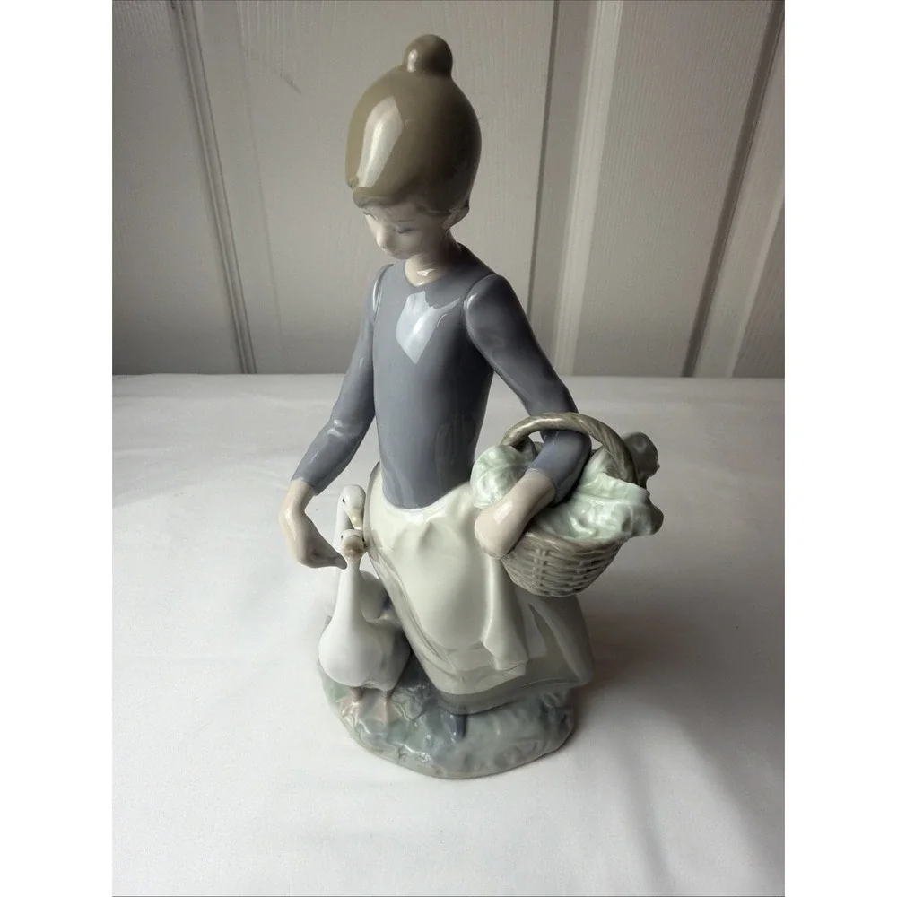 Rare Genuine LLADRO Porcelain Girl Feeding Geese Spain 10 in. With Box